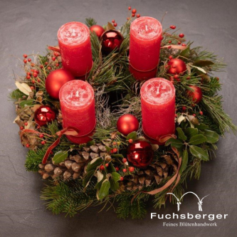 Adventkranz in Rot